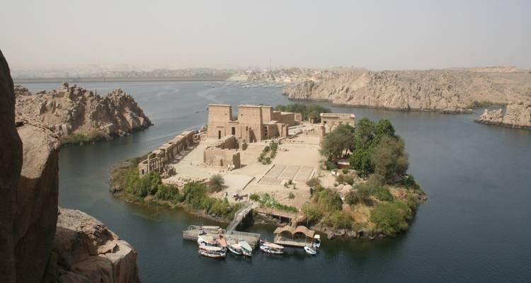 Tempelkomplex von Philae auf einer von Wasser umgebenen Insel.