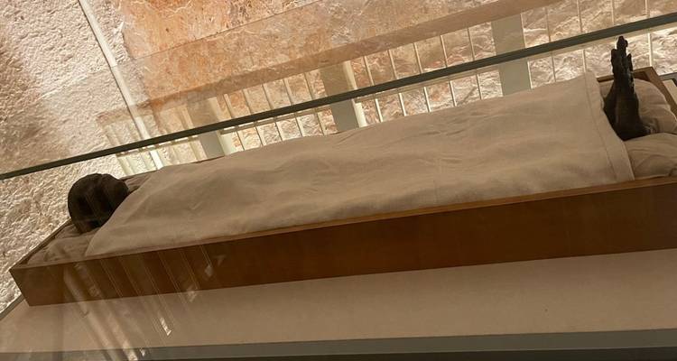 Mumifizierte Leiche in einer Museumsvitrine.