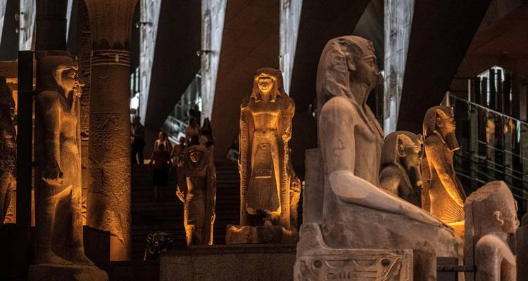 Statuen in einem schwach beleuchteten Museum.