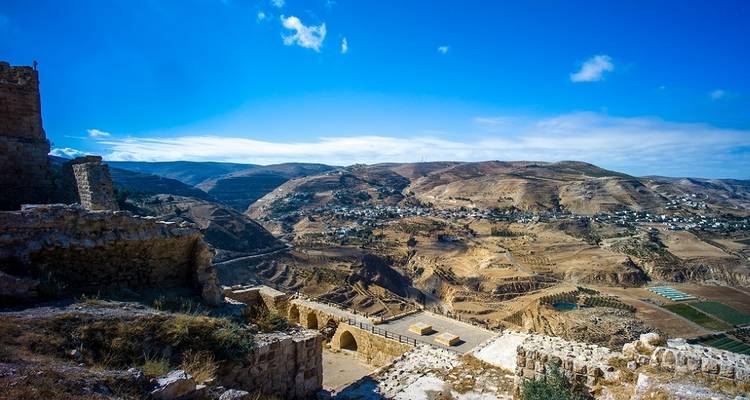 Een schilderachtig uitzicht vanaf de top van oude ruïnes met uitzicht over een vallei.
