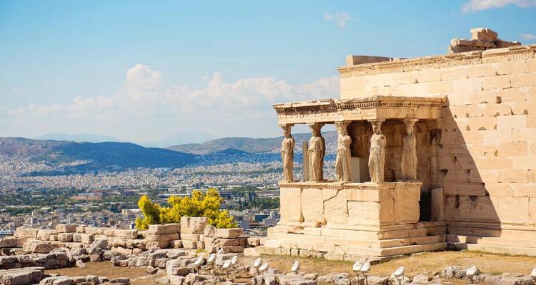 Blick auf das Erechtheion mit der Stadt im Hintergrund.
