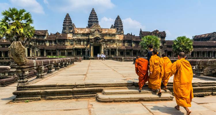 Mönche gehen auf Angkor Wat zu.