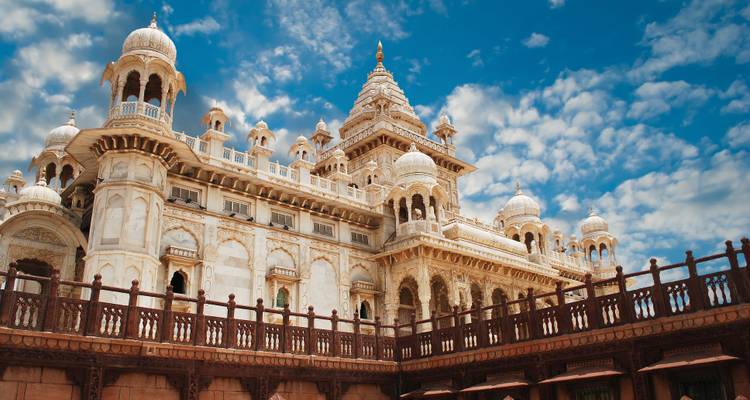 Elegante Architektur eines königlichen Mausoleums vor einem beeindruckenden Himmel.