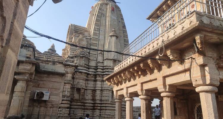 Une vue détaillée de l'architecture du temple avec des sculptures complexes.