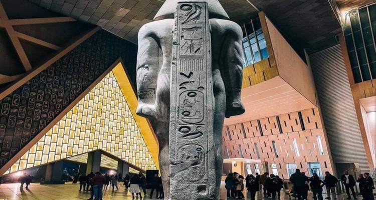 Interieur van een modern museum met een antiek standbeeld.