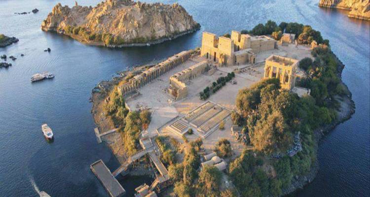 Luchtfoto van een eiland met oude ruïnes.