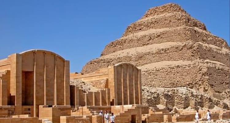 Oude getrapte piramidestructuur.