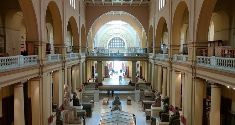 Interieur van Het Egyptisch Museum met standbeelden en tentoonstellingsstukken.