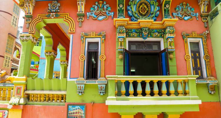 Façade de bâtiment peinte de couleurs vives.