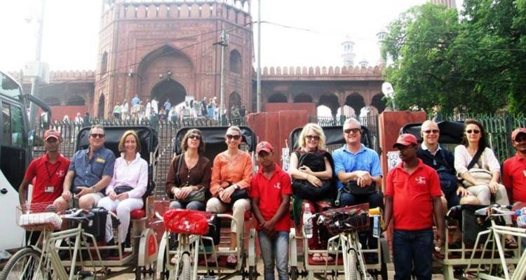 Toeristen en locals met fietsen voor het Rode Fort.