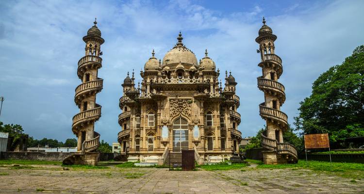 Structure historique à l'architecture complexe.
