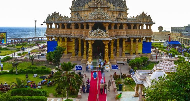 Temple sur le littoral avec des gens.