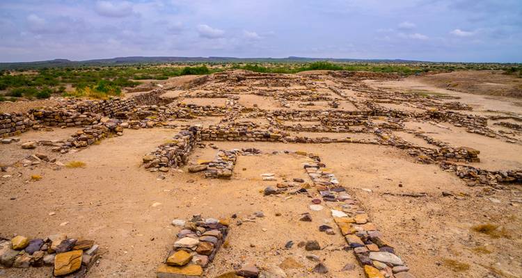 Ruines archéologiques d'une civilisation antique dans une zone désertique.
