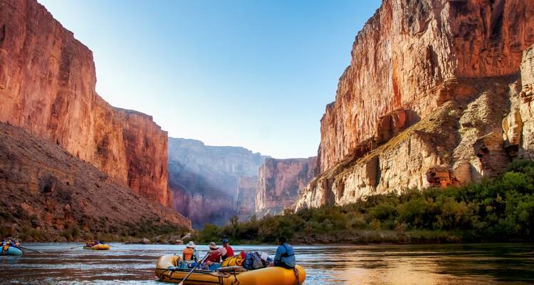 Rafting durch eine Schlucht mit steilen Klippen.