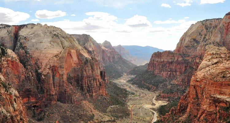 Wijds uitzicht over een canyon met gelaagde kliffen.