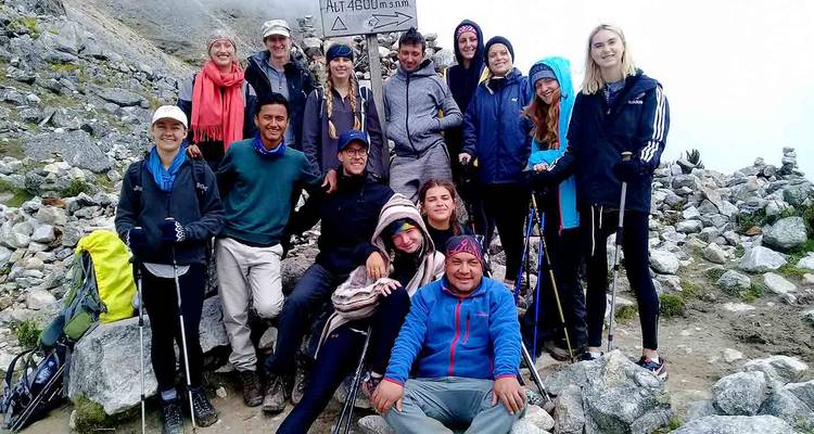 Groep wandelaars poseert met een topteken.