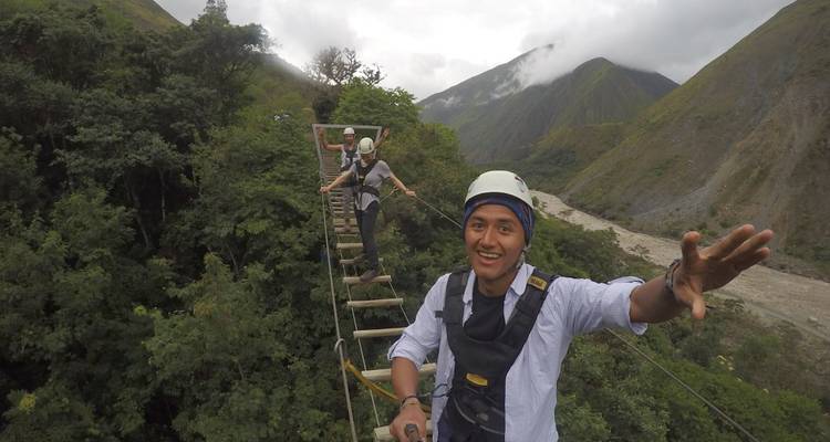 People crossing a rope bridge in the mountains.
**Dutch translation:**
Mensen die een touwbrug oversteken in de bergen.