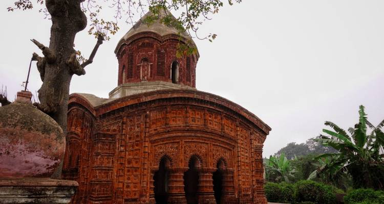 Alter Terrakotta-Tempel mit kunstvollen Schnitzereien.