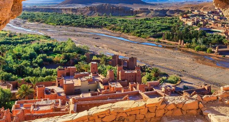 Vista panorámica de la aldea fortificada Ait Benhaddou enmarcada por la entrada de una cueva