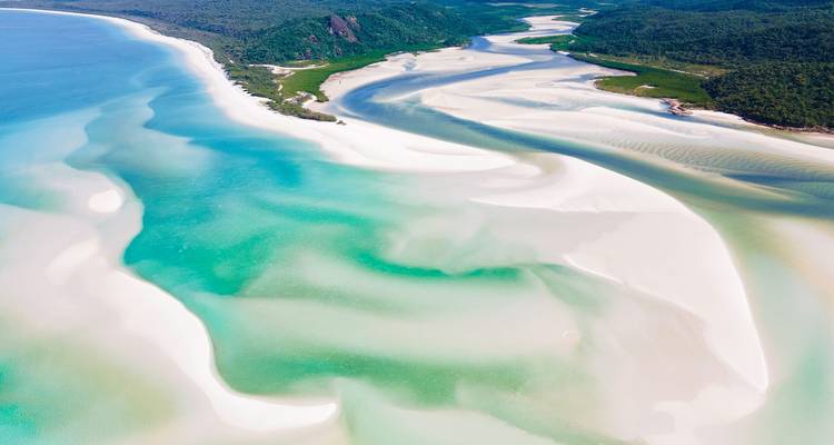 Vue aérienne de la plage de Whitehaven avec son sable tourbillonnant distinctif et ses eaux turquoise.