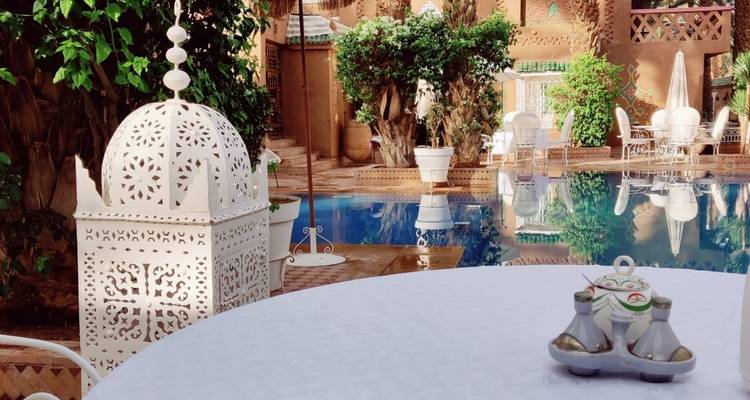 Luxuriöser Innenhof mit Pool und Grünflächen.