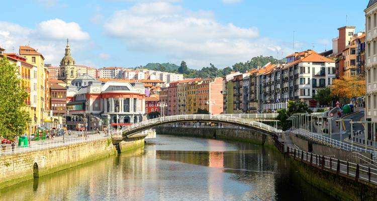 Vista del río con puentes y edificios de la ciudad a lo largo de las orillas.