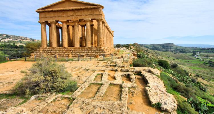 Ruinas de un templo antiguo en un paisaje montañoso.