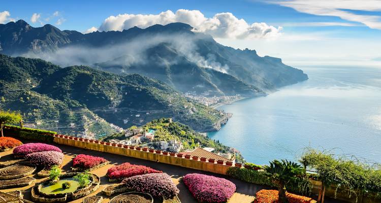 Vista panorámica de la costa desde un jardín en la cima de una colina en Ravello.