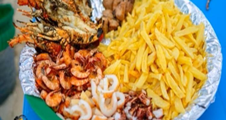 Teller mit Meeresfrüchten einschließlich Garnelen und Tintenfisch.