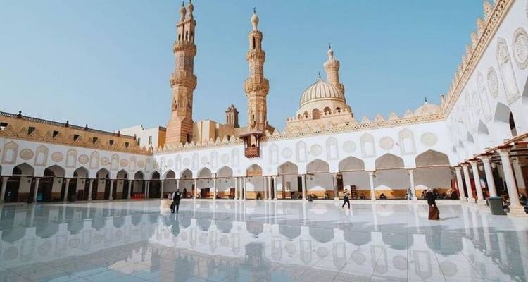 Open binnenplaats van een moskee met ingewikkelde architectuur.