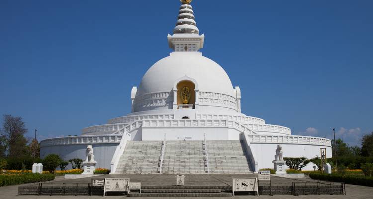 La Pagode de la Paix Mondiale au Népal sous un ciel bleu dégagé.