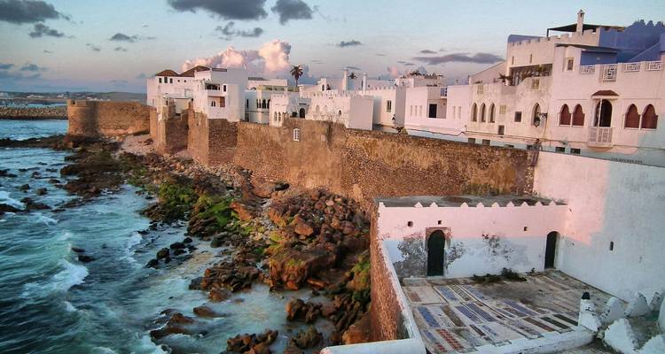 Historische kuststructuren en huizen in Asilah, Marokko.