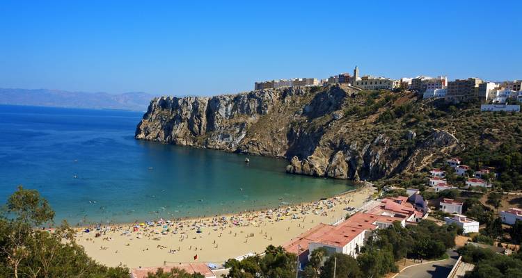 Schilderachtig strand en kliffen van Nationaal Park Al Hoceima.