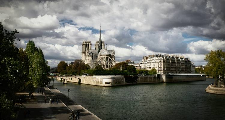 Catedral de Notre-Dame desde el otro lado del río Sena con cielos nublados.