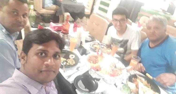 Groep vrienden die in een restaurant eten.