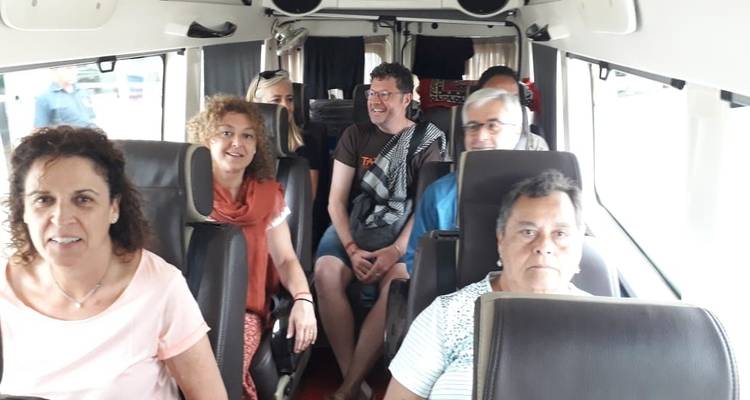 Een groep mensen die in een voertuig zit.