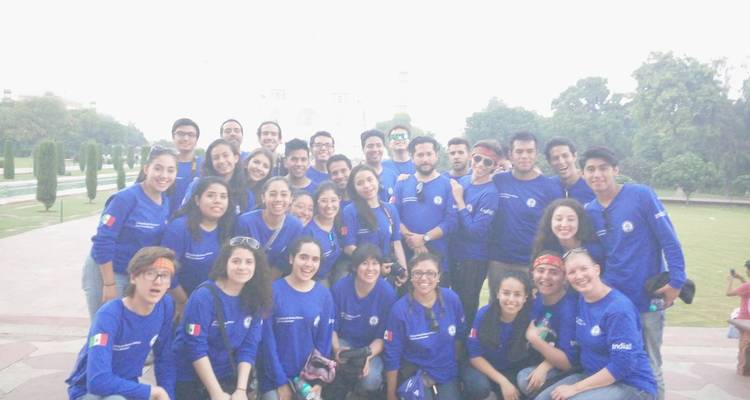 Grote groep mensen in bijpassende blauwe shirts.