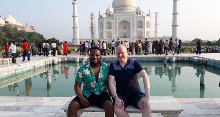 Twee mannen zittend voor de Taj Mahal.