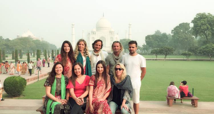 Groep poseert met de Taj Mahal op de achtergrond.
