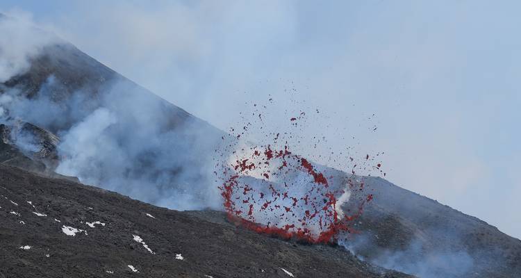 Éruption volcanique avec lave jaillissante.