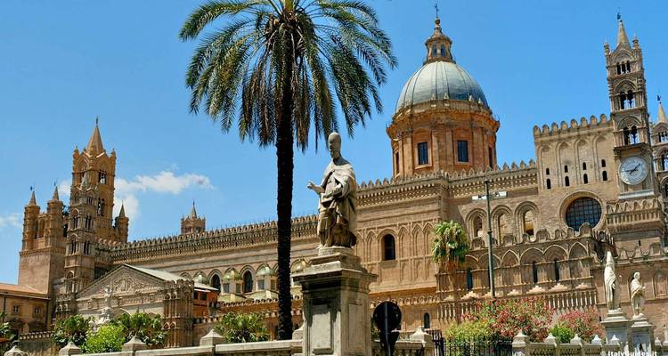 Cathédrale historique avec palmiers.