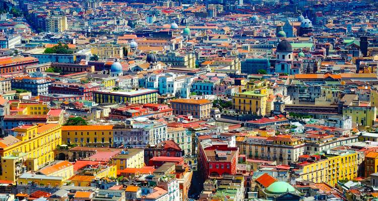 Vue aérienne colorée d'une ville densément peuplée.
