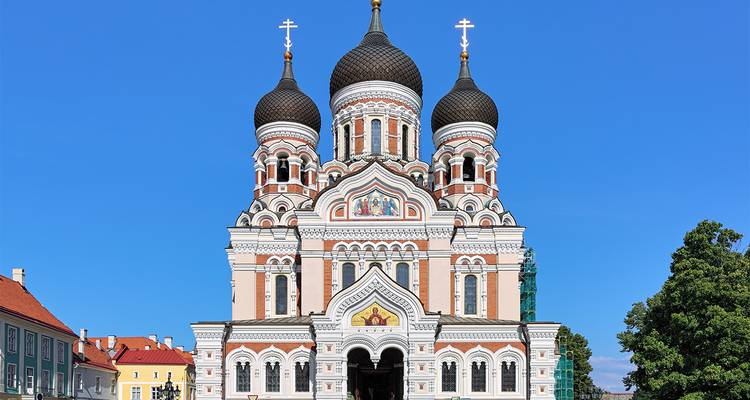 Vista frontal de la Catedral de Alexander Nevsky bajo un cielo azul claro.