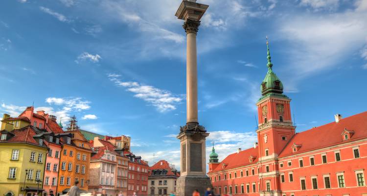 Vue de la colonne de Sigismond de Varsovie et des bâtiments colorés.