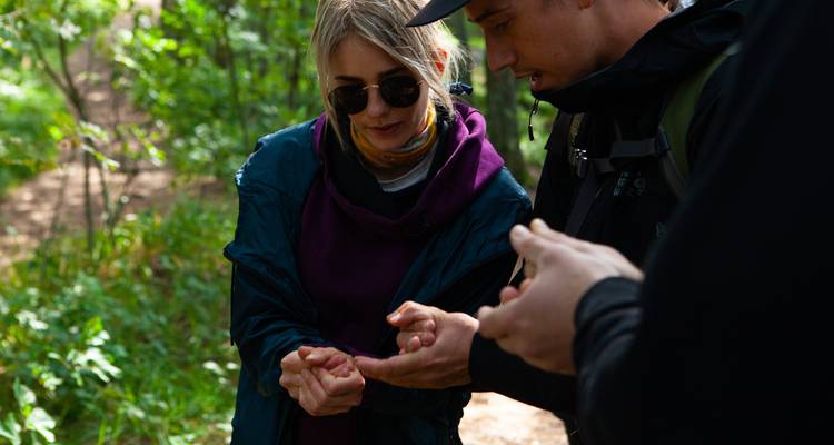 Twee mensen die objecten onderzoeken tijdens een wandeling.