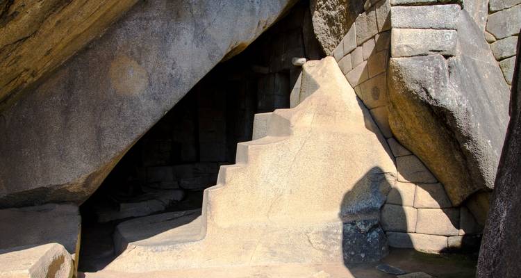 Stenen trappen binnen de ruïnes van Machu Picchu, die Inca-metselwerk tonen.