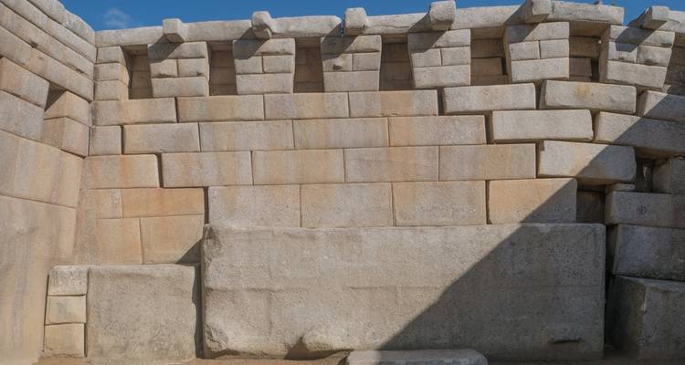 Stenen muur met precieze Inca-metselwerk in Machu Picchu.