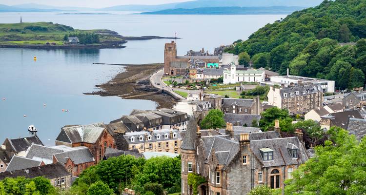 Küstenblick auf Oban mit historischen Gebäuden und Küstenlinie.