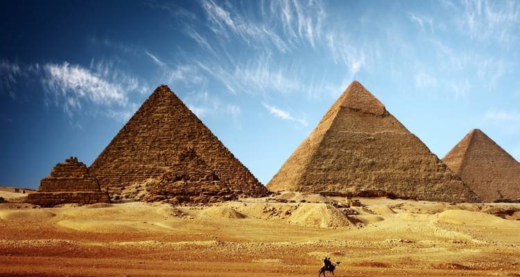 Renommées pyramides de Gizeh sous un ciel bleu dégagé.