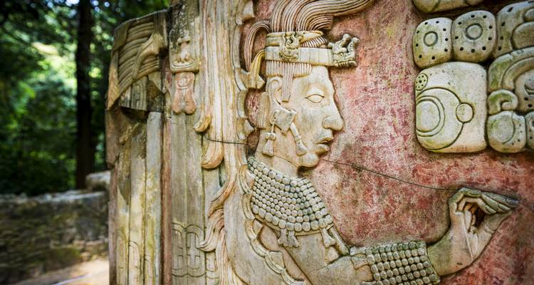 Detallado relieve bajo maya de una figura noble en las ruinas de Palenque.